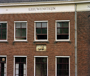 840813 Gezicht op de bovengevel van het Huis Leeuwensteijn, onderdeel van het Stadhuis (Stadhuisbrug 1) te Utrecht. Met ...